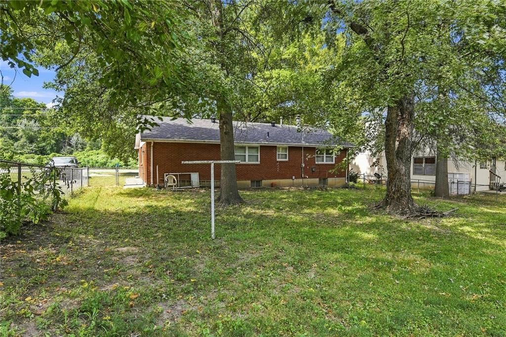 Fenced yard at 2509 10th Avenue, Leavenworth, KS 66048