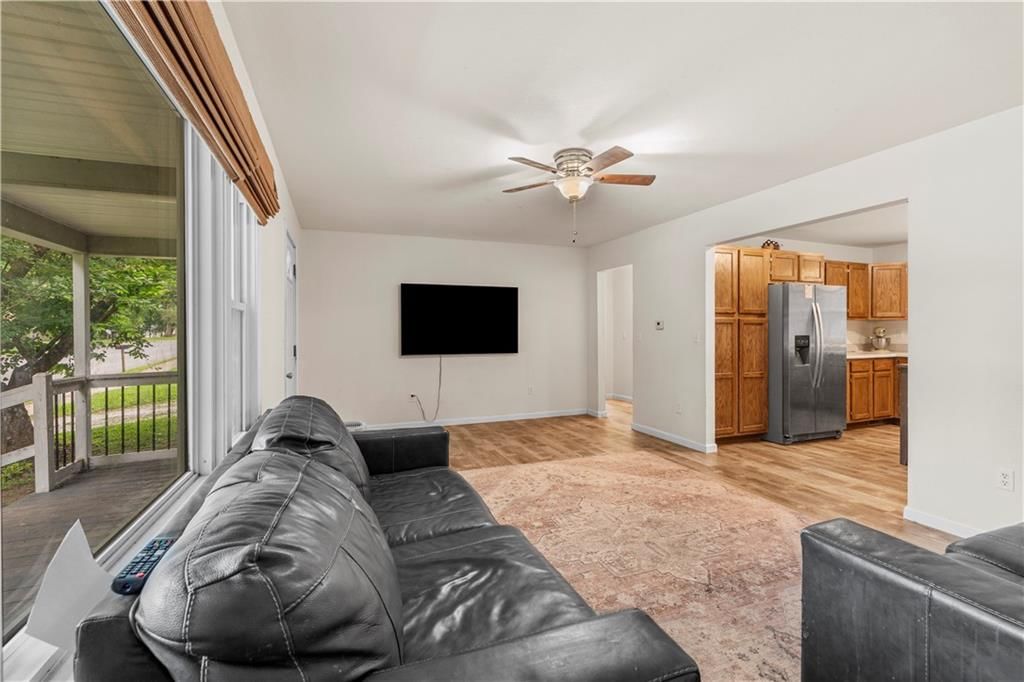 511 W Ashland Street — photo 17