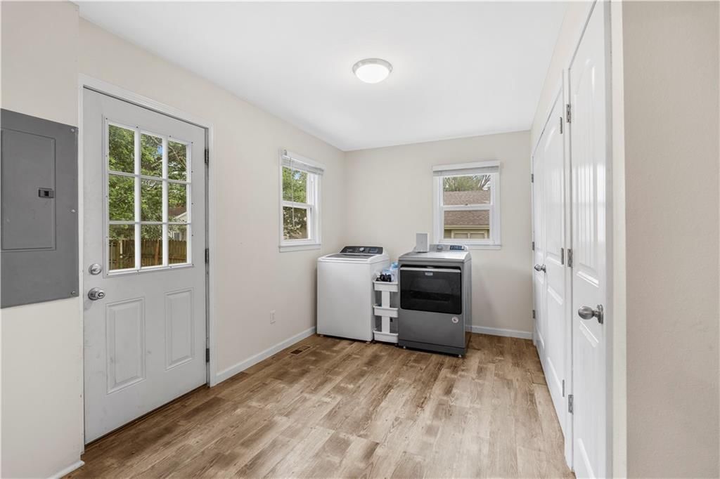 511 W Ashland Street — photo 28
