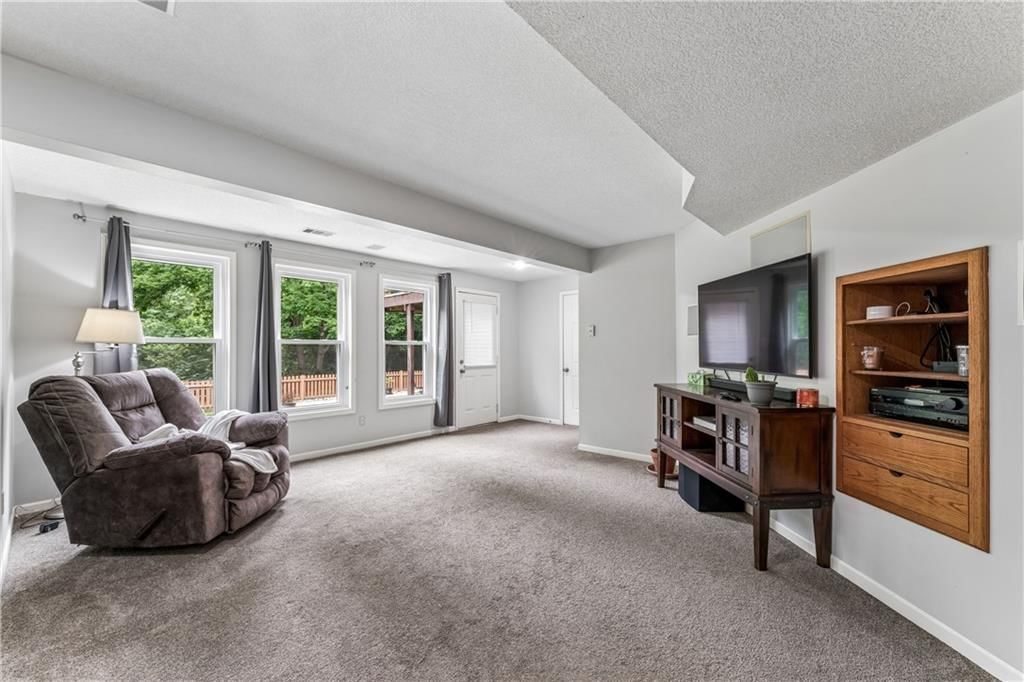 8515 Hallet Street — photo 34