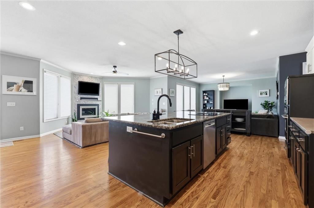 5911 Theden Street — photo 12