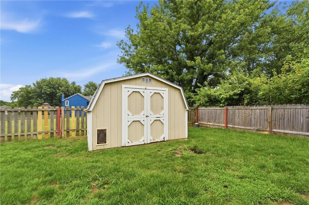 113 E Sierra Drive — photo 38