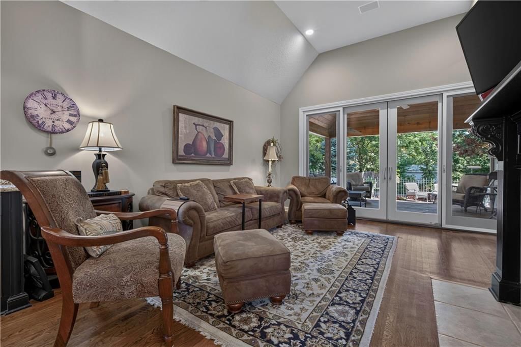 5248 W 115TH Terrace — photo 9