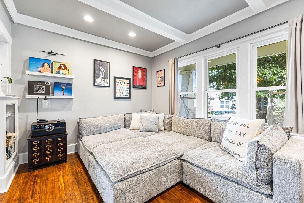 2814 Sylvanie Street — photo 8