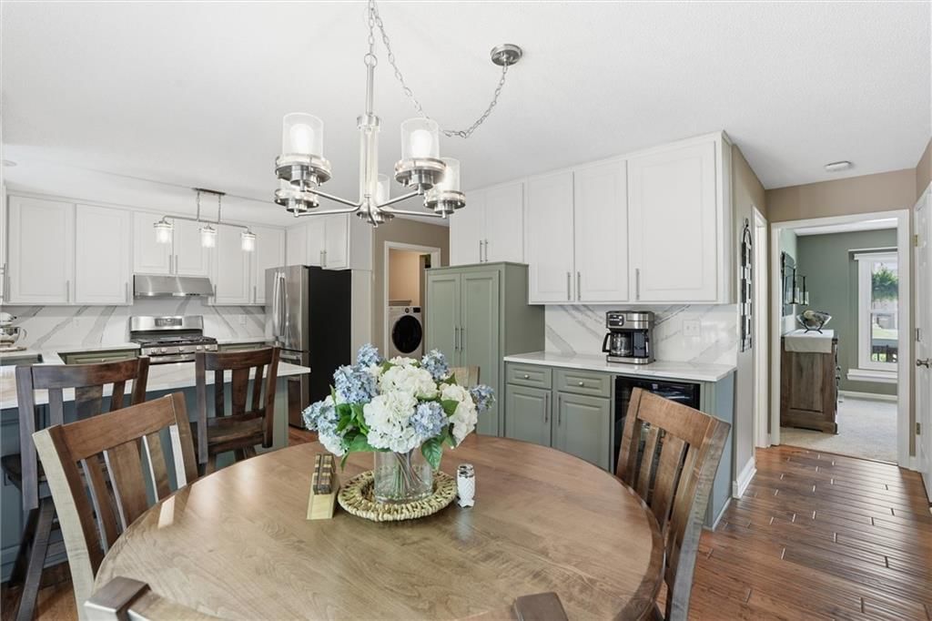 204 N WALKER Drive — photo 14