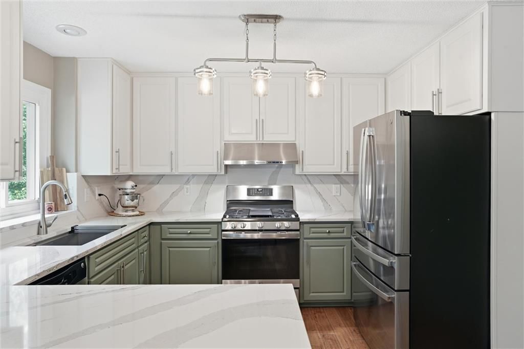 204 N WALKER Drive — photo 15