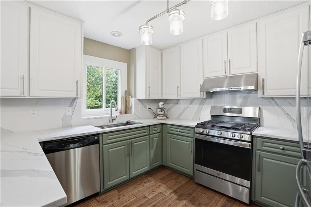 204 N WALKER Drive — photo 16