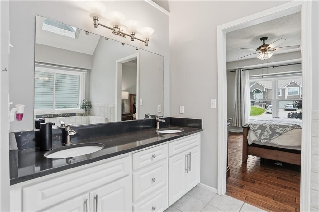 204 N WALKER Drive — photo 29