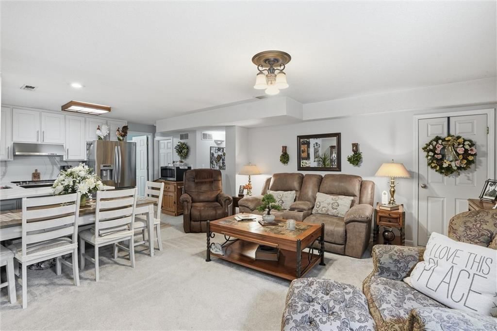 204 N WALKER Drive — photo 36