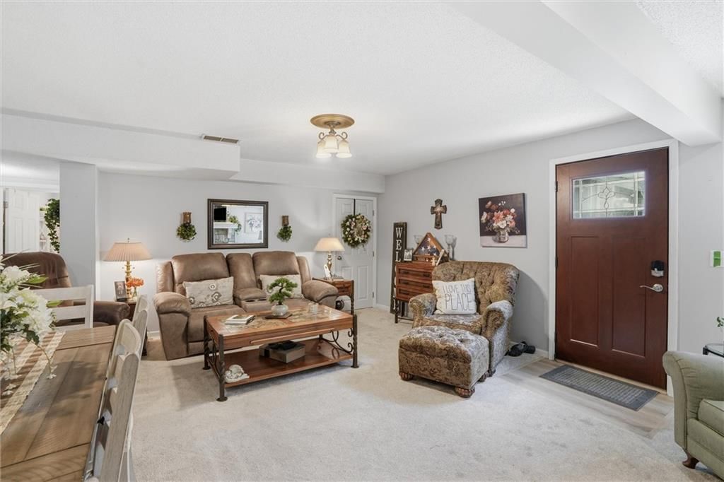 204 N WALKER Drive — photo 37