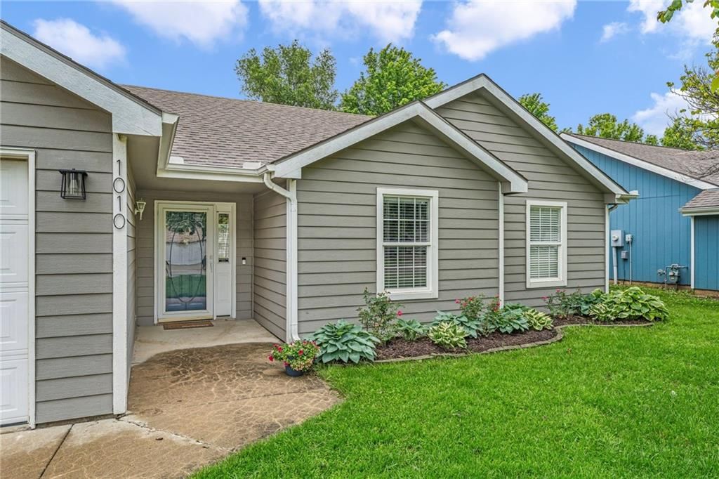 1010 Home Circle — photo 5