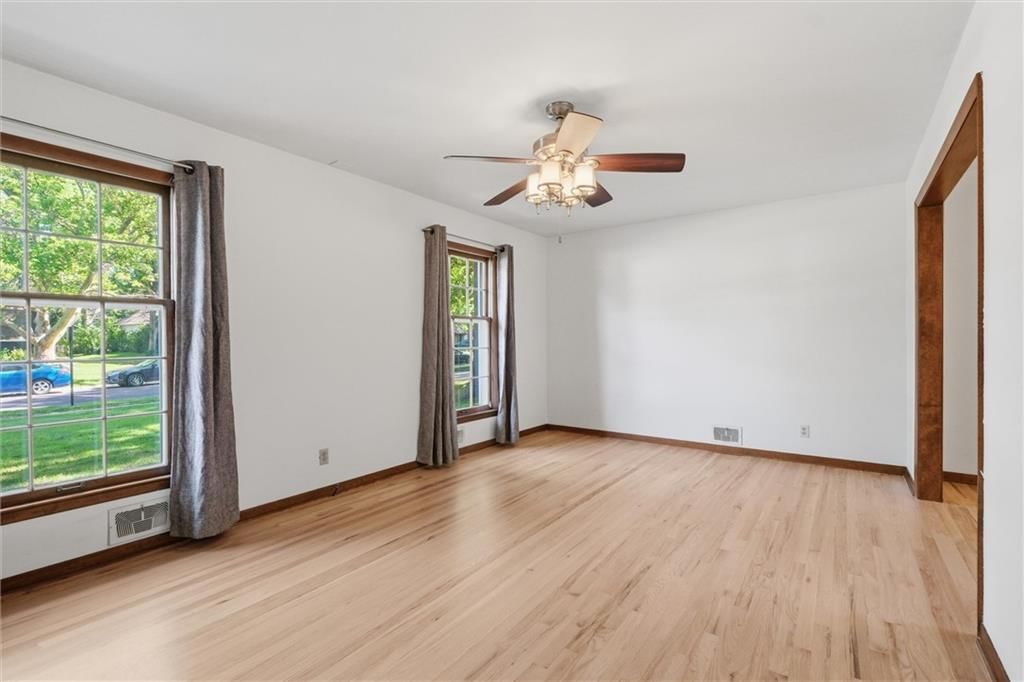 8633 W 89th Street — photo 16