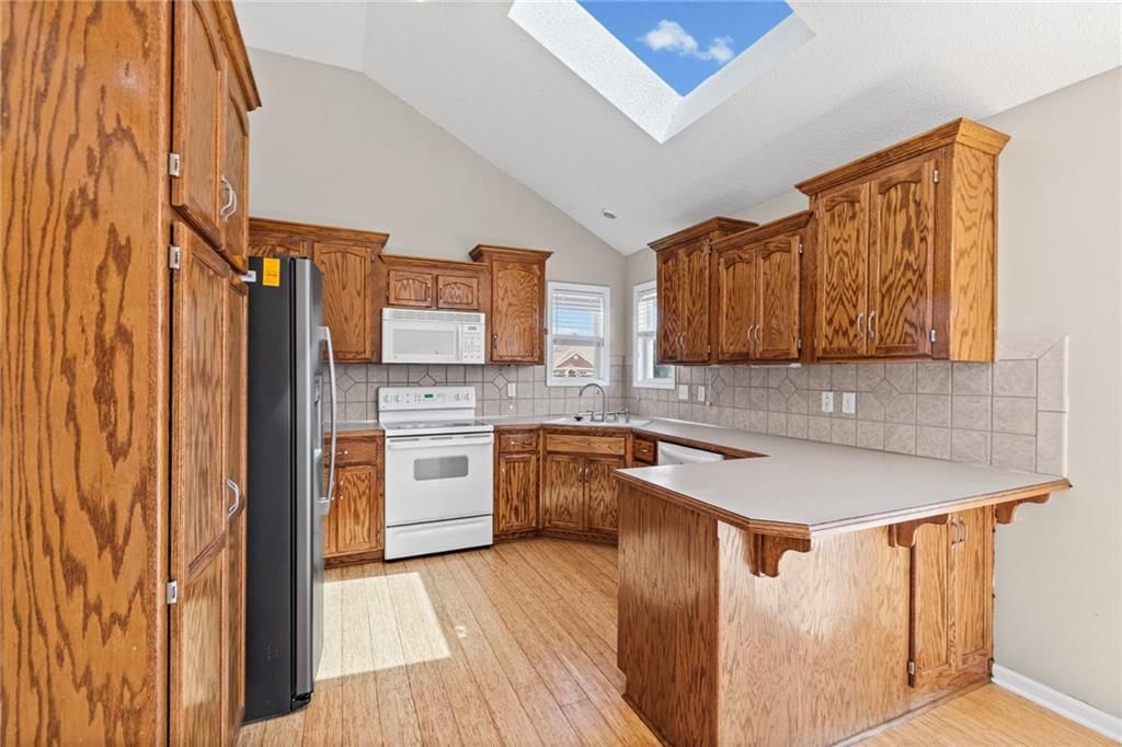 8505 N ARCOLA Avenue — photo 9