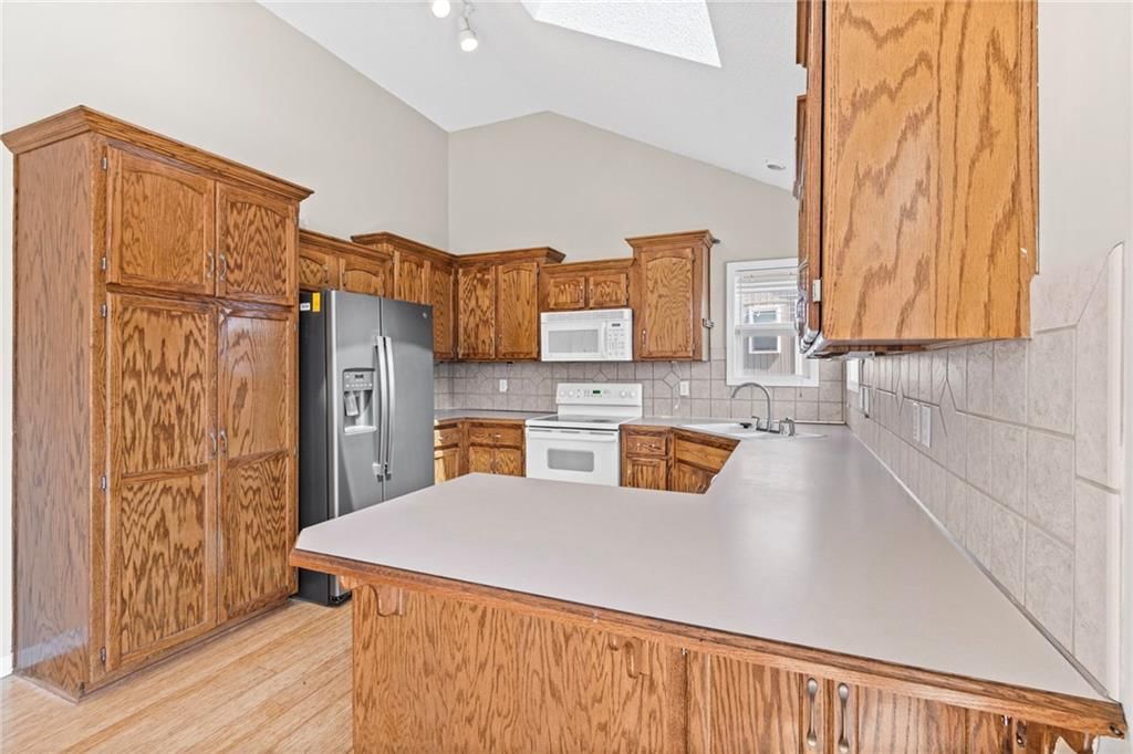 8505 N ARCOLA Avenue — photo 10