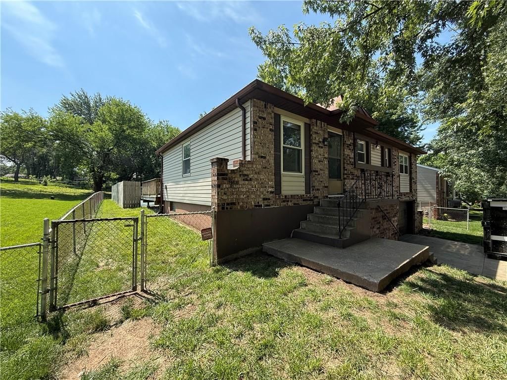 816 NW Oxford Drive, Blue Springs, MO