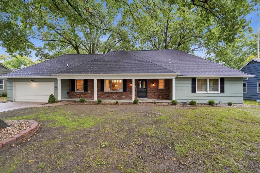 6910 W 101st Street, Overland Park, KS: listing photo 2