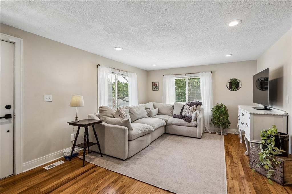 420 N Fairview Avenue — photo 4