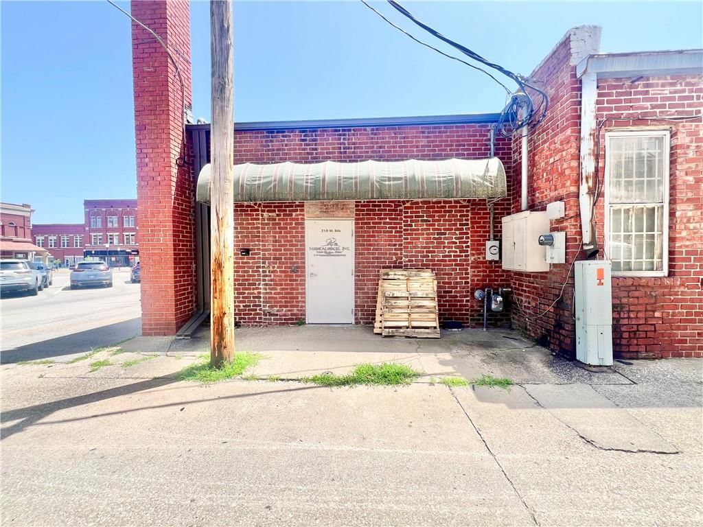 210 W 9th Street — photo 6
