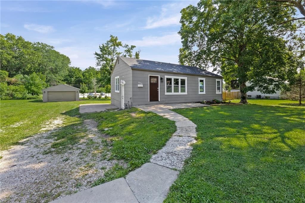 8319 W 77th Street, Overland Park, KS