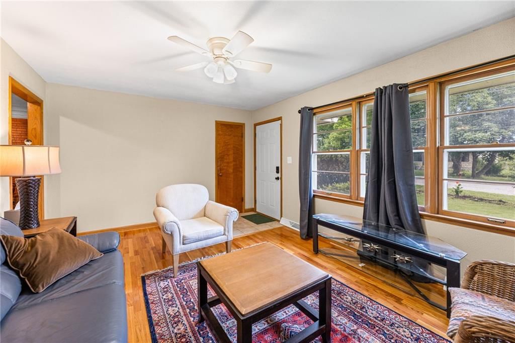 909 E Lexington Avenue — photo 4