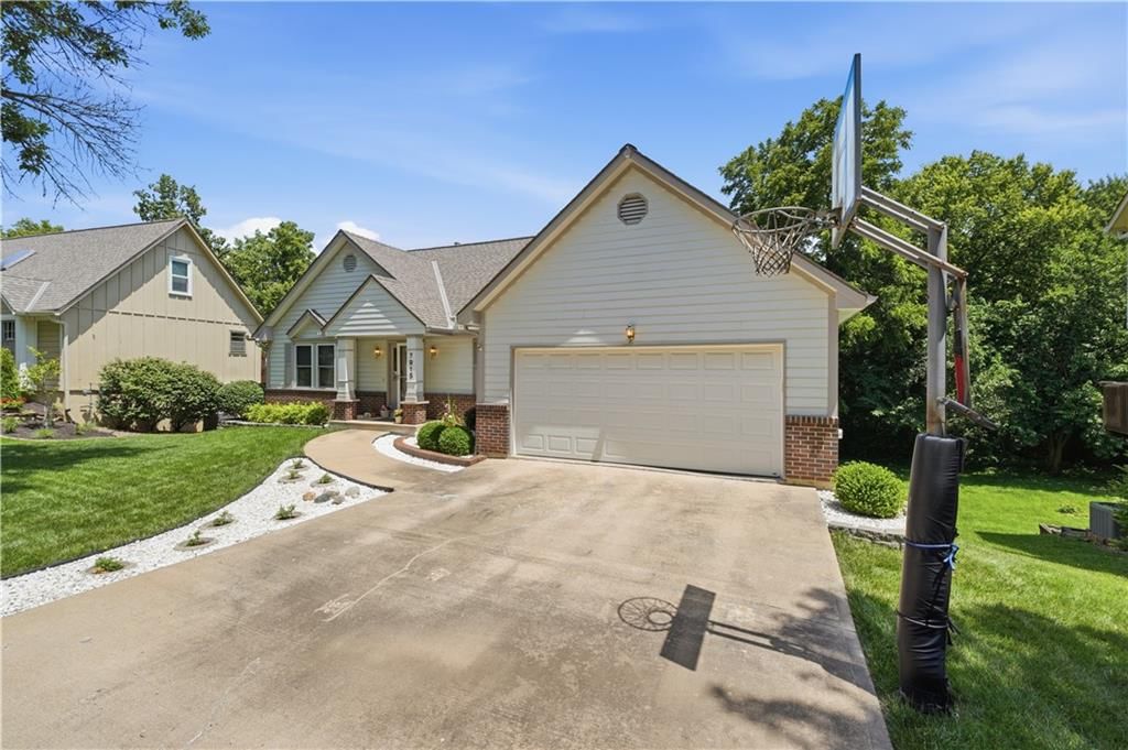 7915 Woodstone Street — photo 4