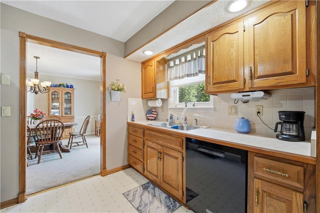 7915 Woodstone Street — photo 16