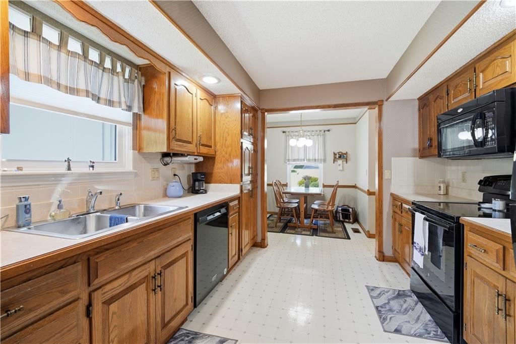 7915 Woodstone Street — photo 18