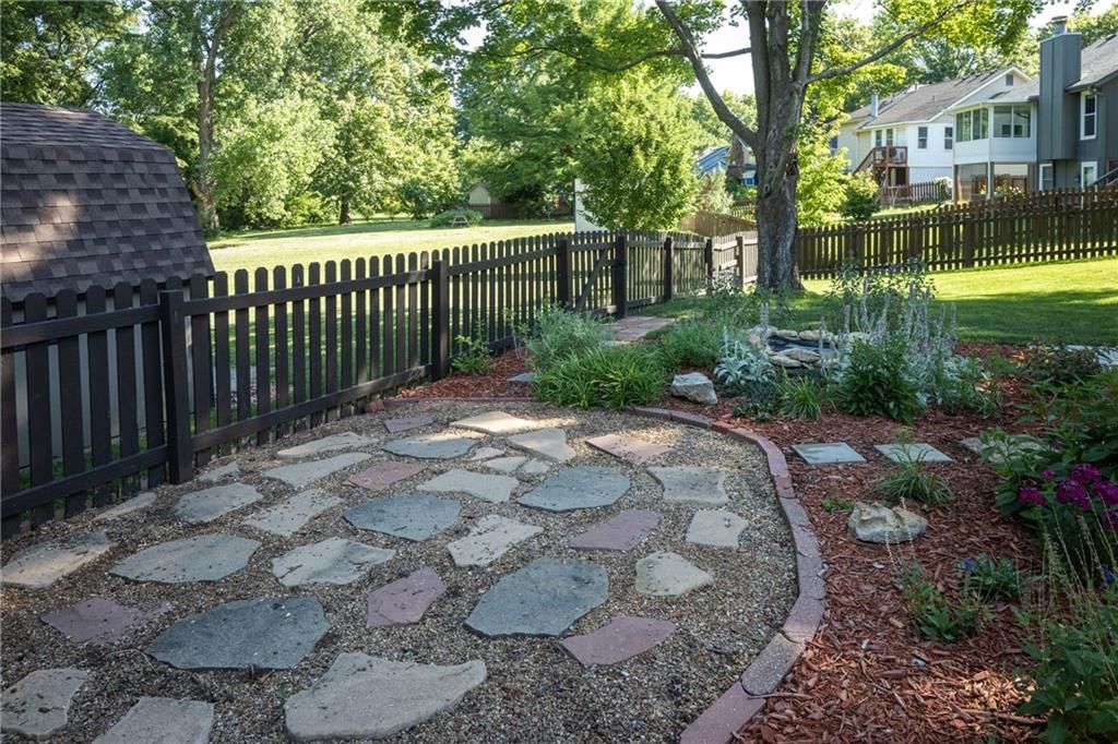 304 SE Brownfield Drive — photo 40