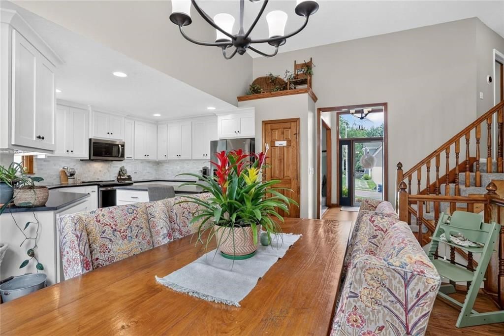 7646 N Pomona Avenue — photo 9
