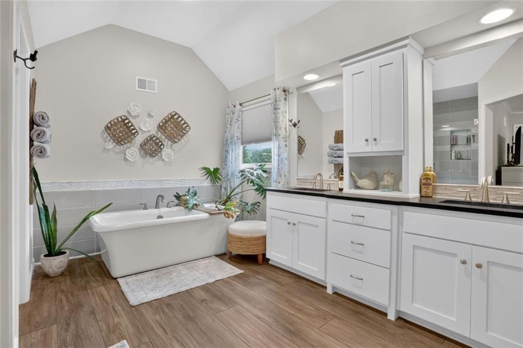 7646 N Pomona Avenue — photo 13