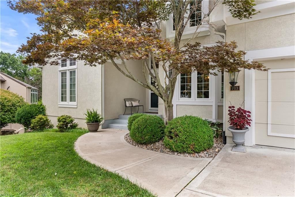 713 NE Plumbrook Place — photo 4