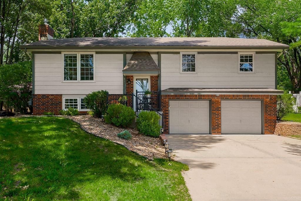 516 Oakbrook Drive — photo 1