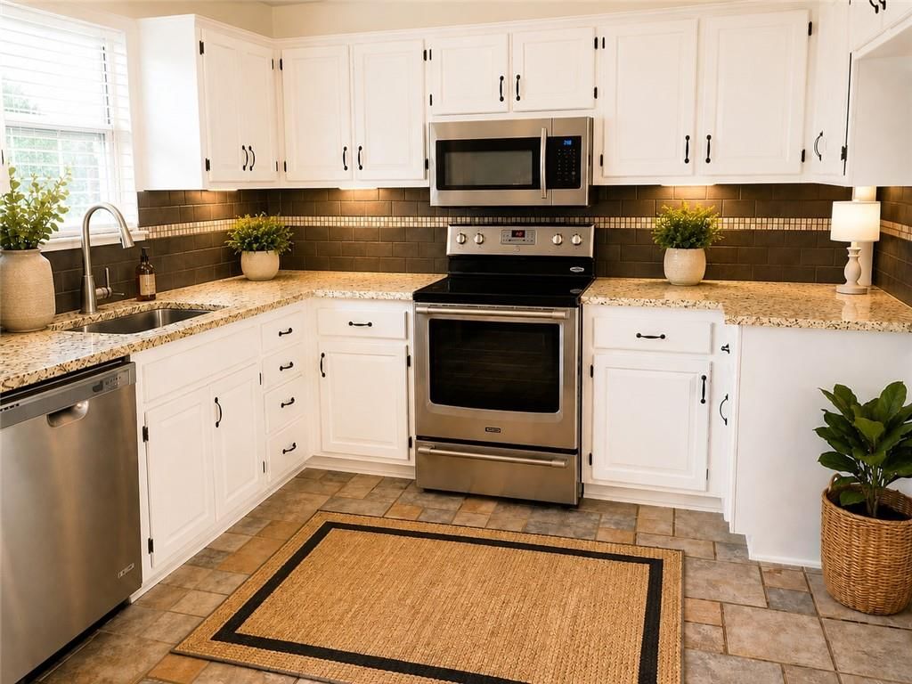 2400 NE Dale Hunter Drive — photo 2