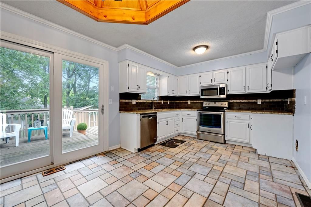 2400 NE Dale Hunter Drive — photo 9
