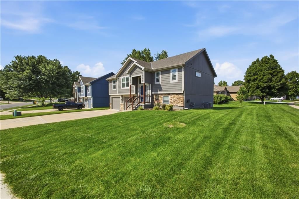 1300 Regency Drive — photo 2
