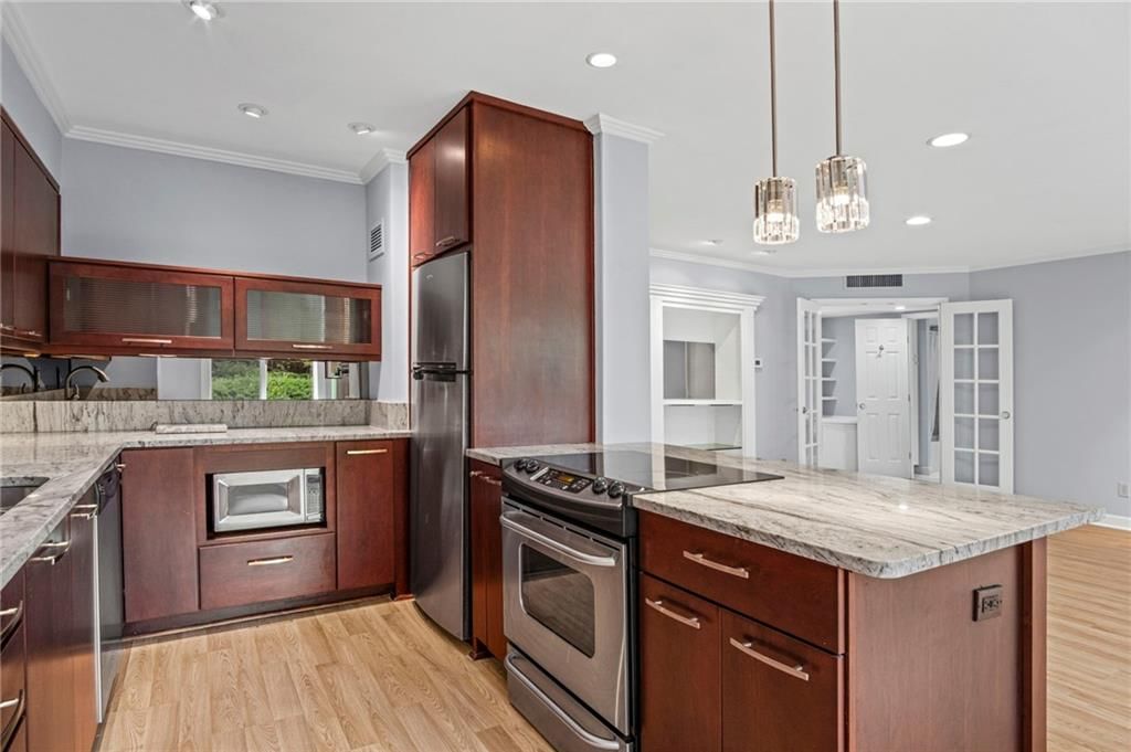 4550 WARWICK Boulevard — photo 2