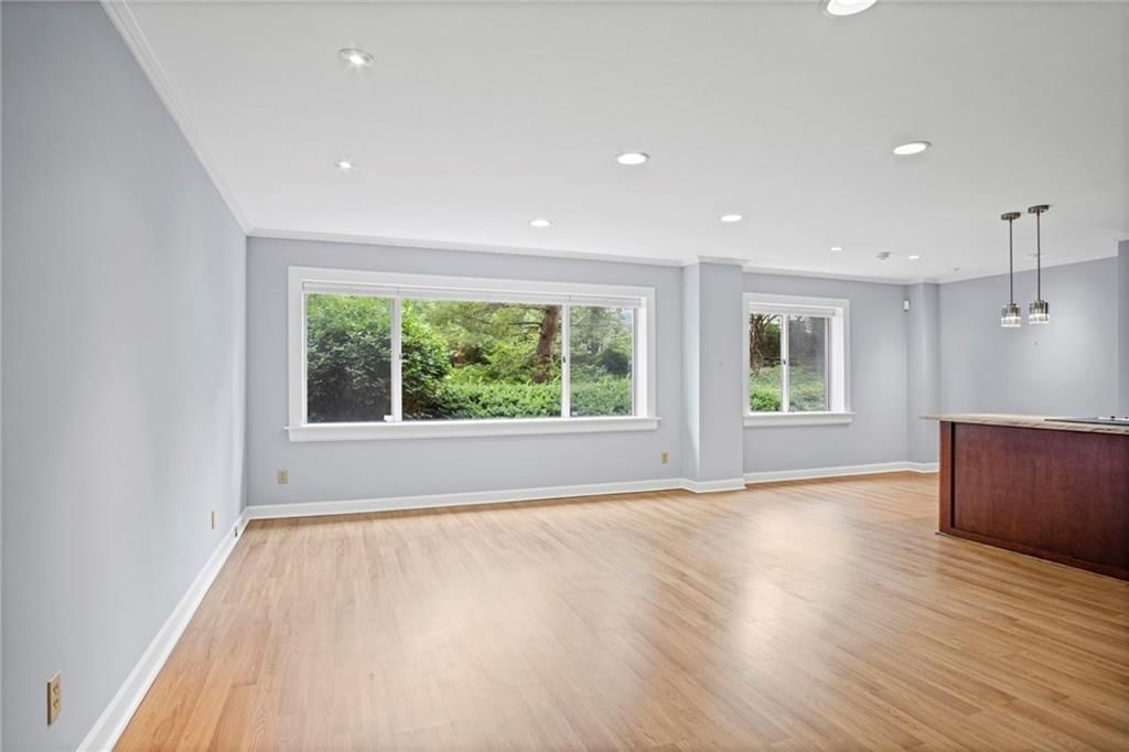 4550 WARWICK Boulevard — photo 6