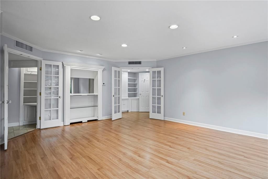 4550 WARWICK Boulevard — photo 7