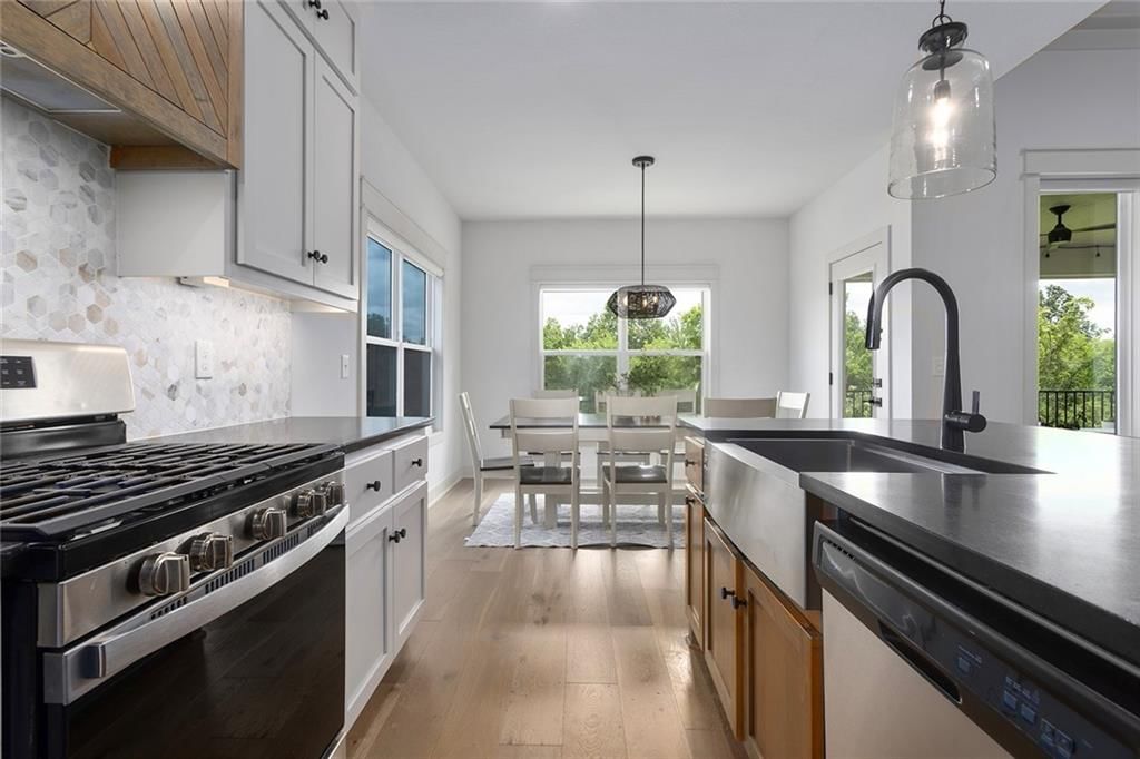 404 NE Pavilion Drive — photo 10