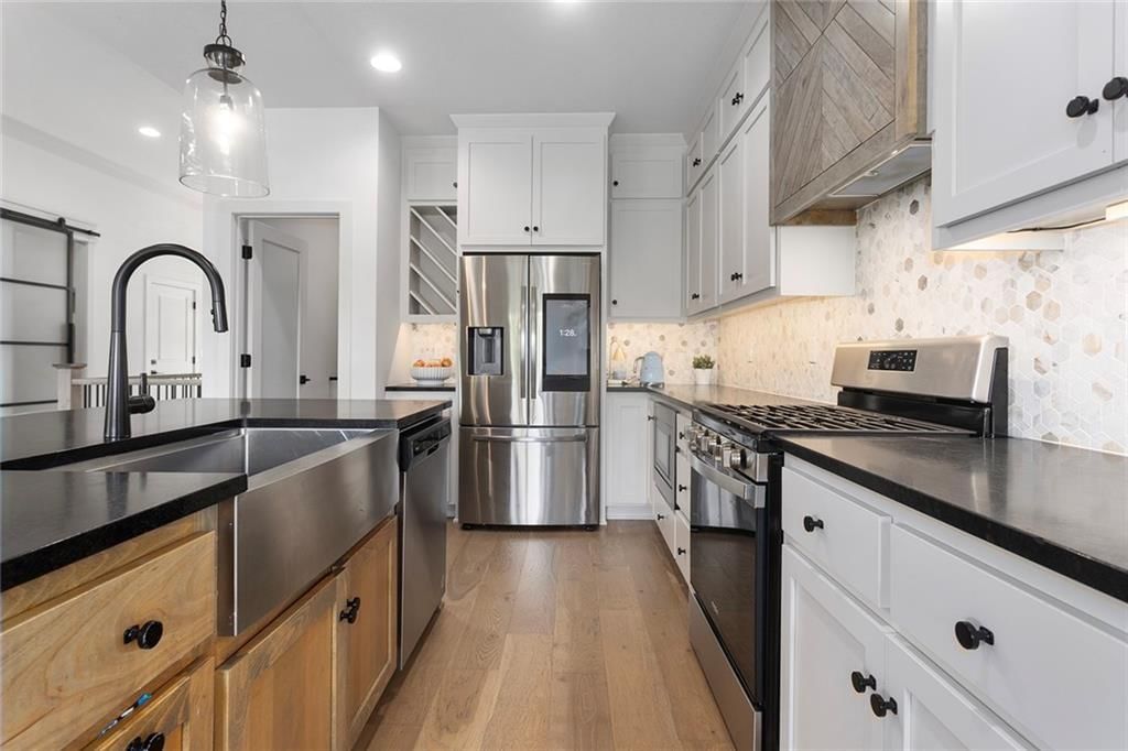404 NE Pavilion Drive — photo 11