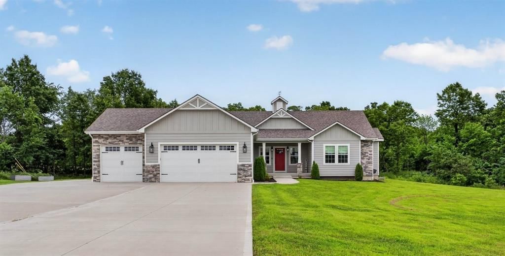 803 NE Lakota Drive — photo 1