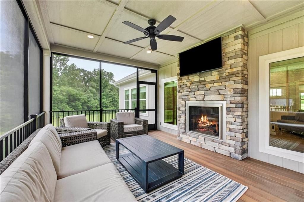 803 NE Lakota Drive — photo 9