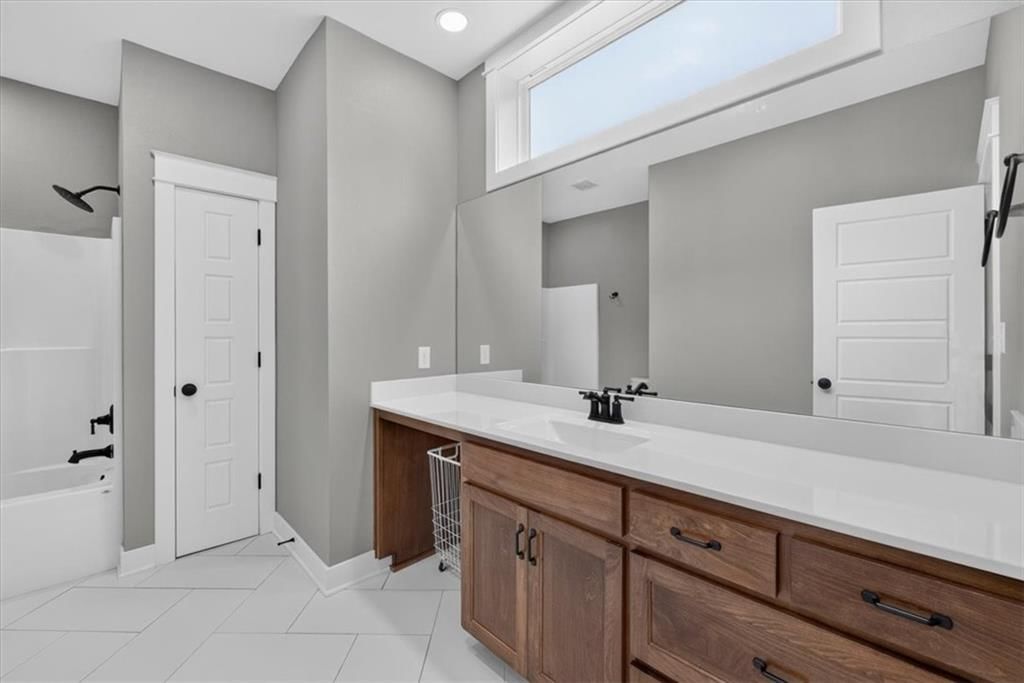 803 NE Lakota Drive — photo 27