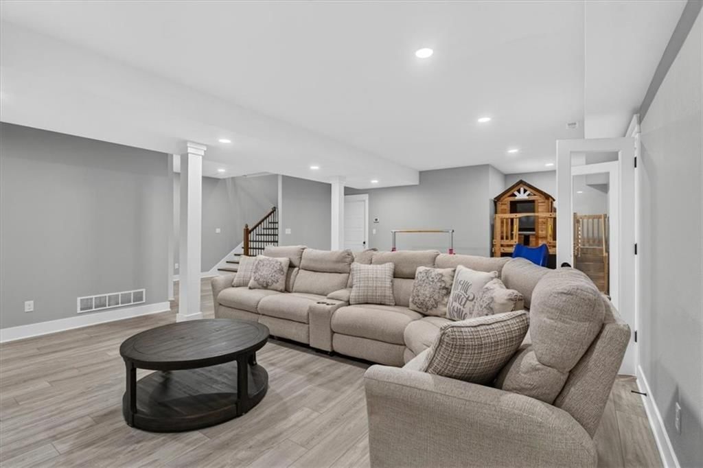 803 NE Lakota Drive — photo 35