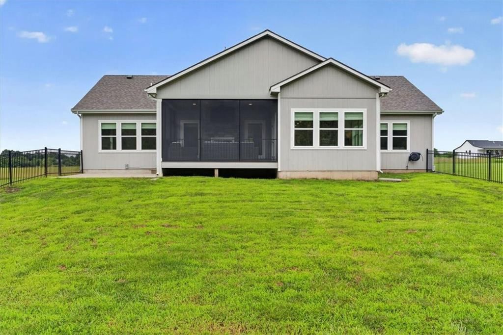803 NE Lakota Drive — photo 44