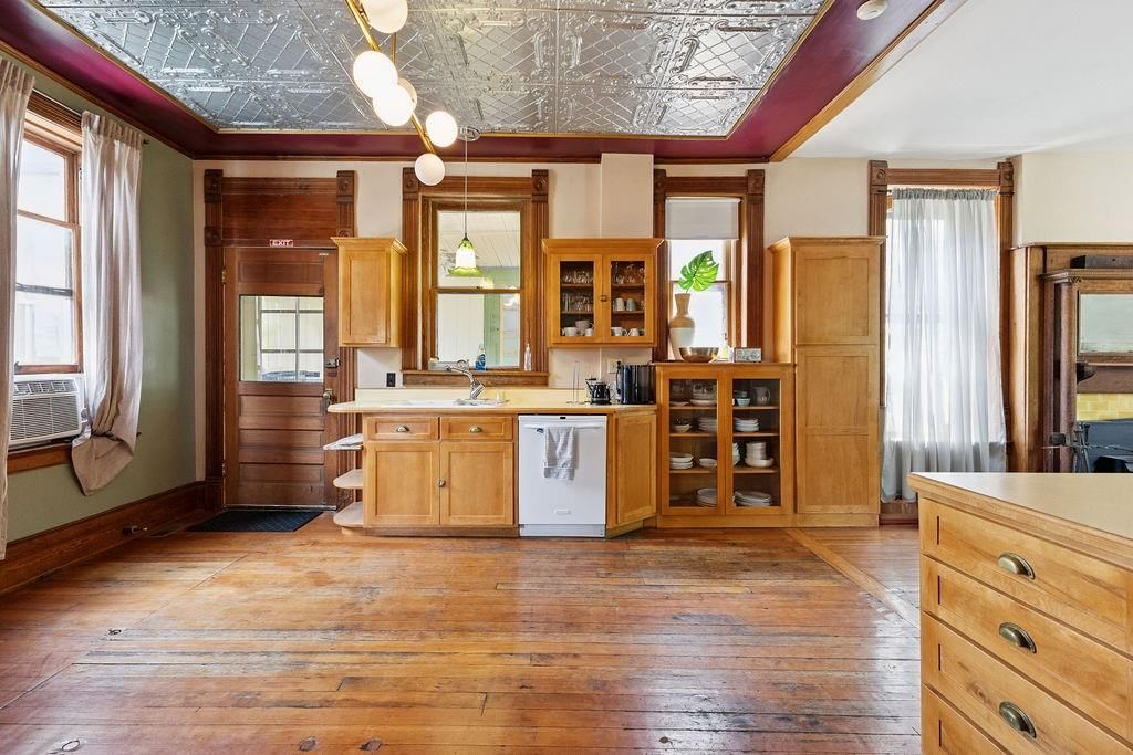 1102 Felix Street — photo 36