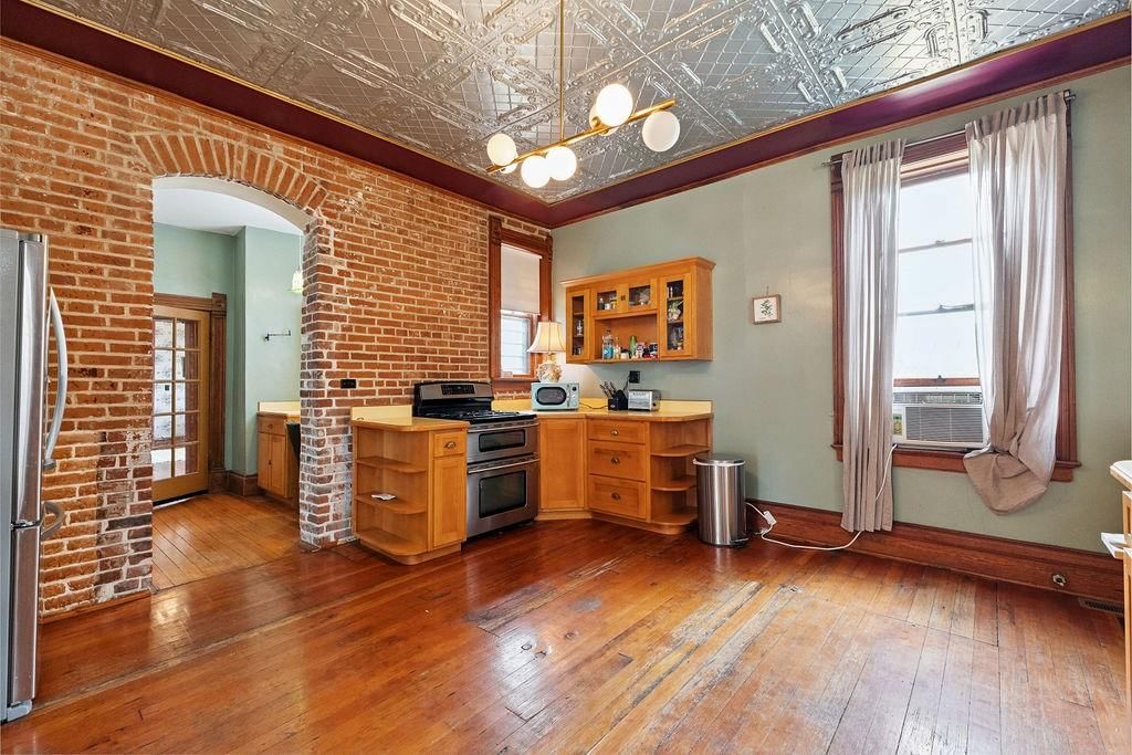 1102 Felix Street — photo 37