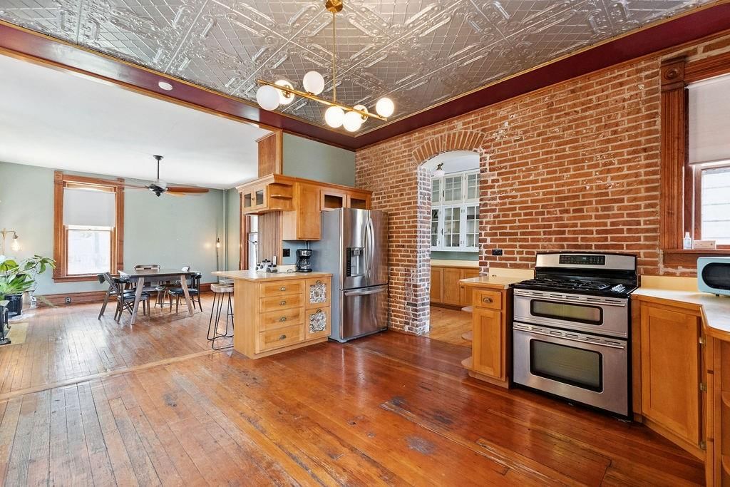 1102 Felix Street — photo 38