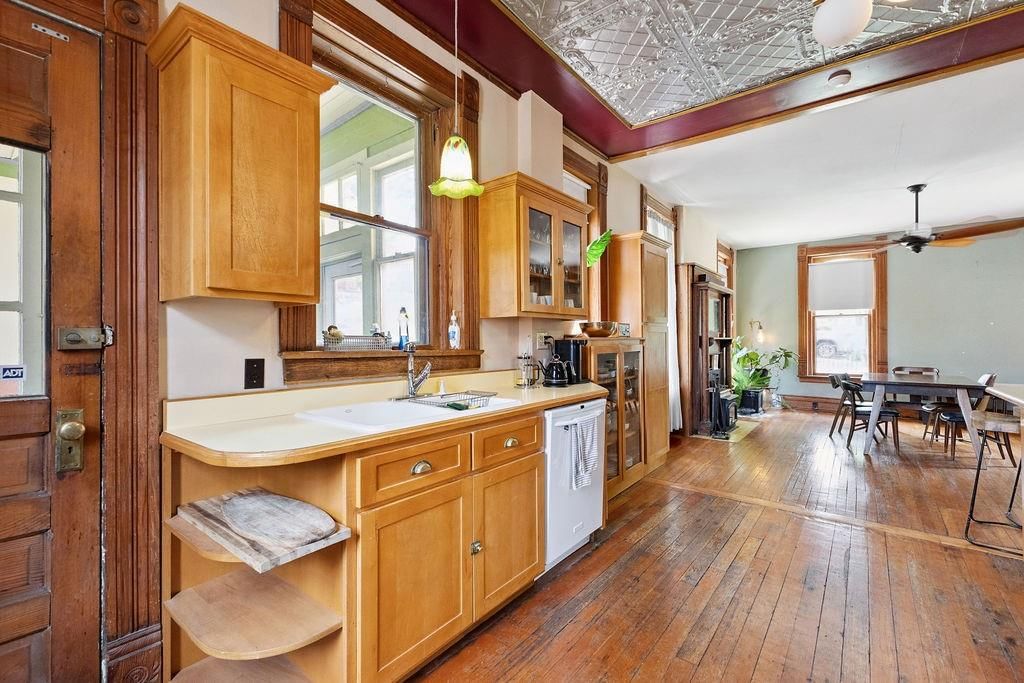 1102 Felix Street — photo 40