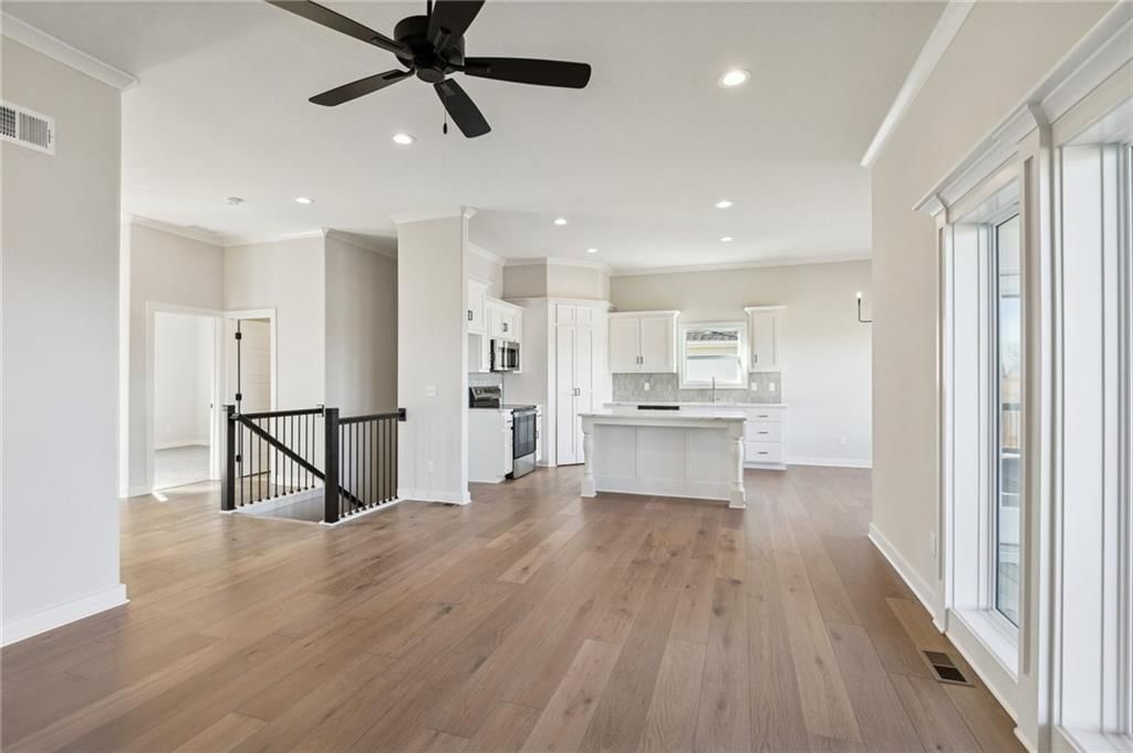 Photo 15 of 46 - 9810 N Laurel Avenue, Kansas City, MO 64157